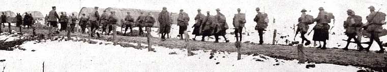 Канадские солдаты идут на передовую, зима