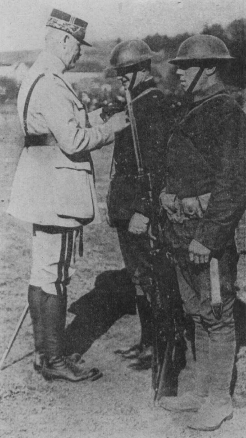 Генерал Гаучер награждает солдат и офицеров