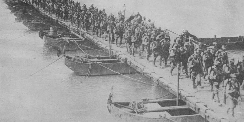 Румынские войска переходят понтоный мост