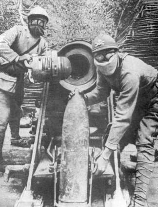 Французкие артиллеристы несут баллоны с газом.
