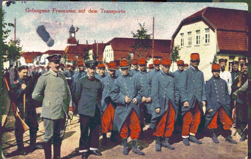 Французские солдаты направляются в лагерь заключенных.
