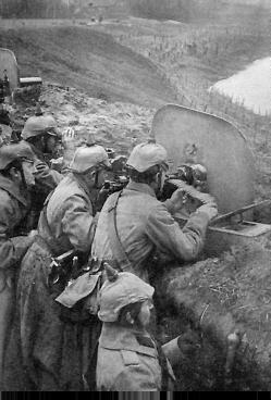 Немцы в траншеях около Мазурских озер.
