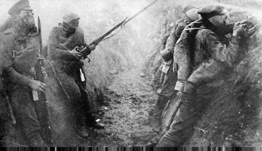 Русская пехота сражается во время газовой атаки.
