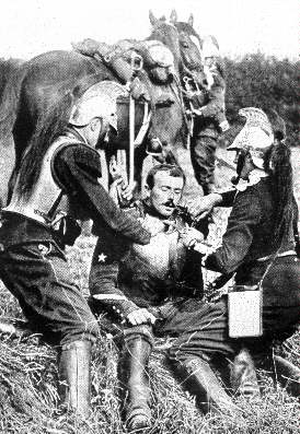 Французские кирасиры оказывают помощь раненому товарищу.
