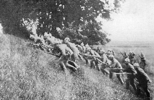 Германская пехота штурмует холм в Аргоне.

