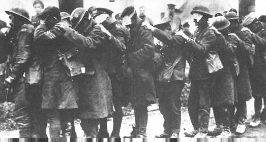 Ослепленные в газовой атаке английские солдаты.
