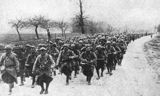 Французские солдаты маршируют к линии фронта.
