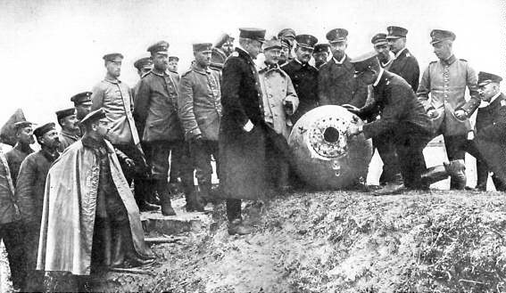 Германские солдаты проверяют русскую плавающую мину.
