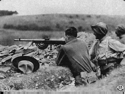 Солдаты французской альпийской дивизии обучают американцев стрельбе из пулемета.
