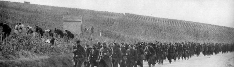 Французские войска маршируют через Шампань.
