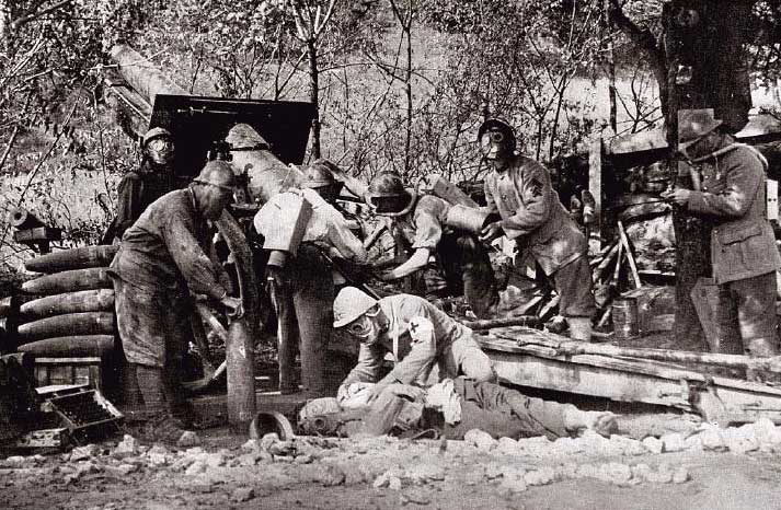 Французские артиллеристы после газовой атаки