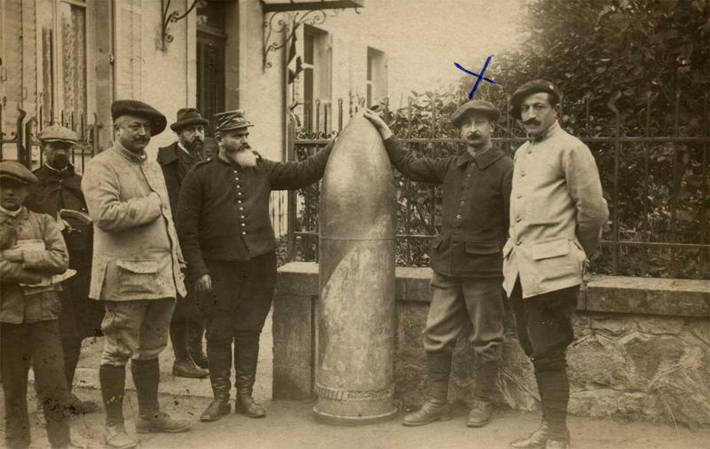 Французы с артиллерийским снарядом