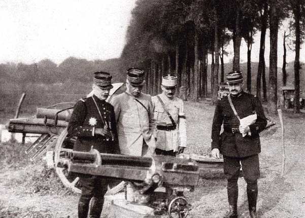 Генералы Фош и Файоль осматривают германскую 77