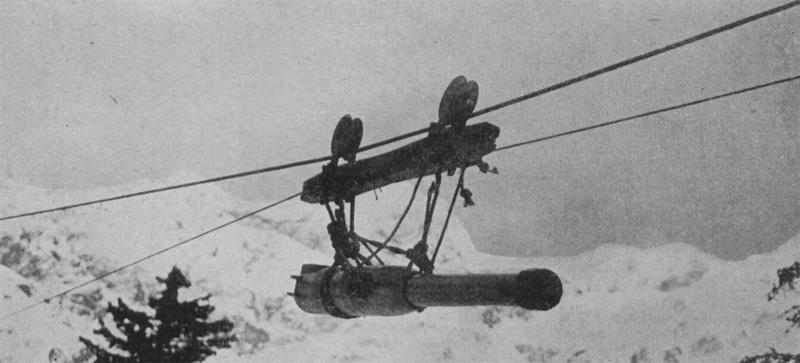 Итальянское орудие переправляют через Альпы на тросе