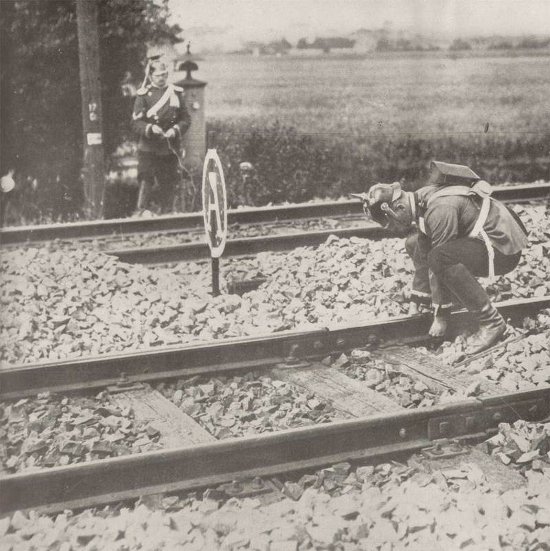 Германские саперы подрывают железную дорогу союзников