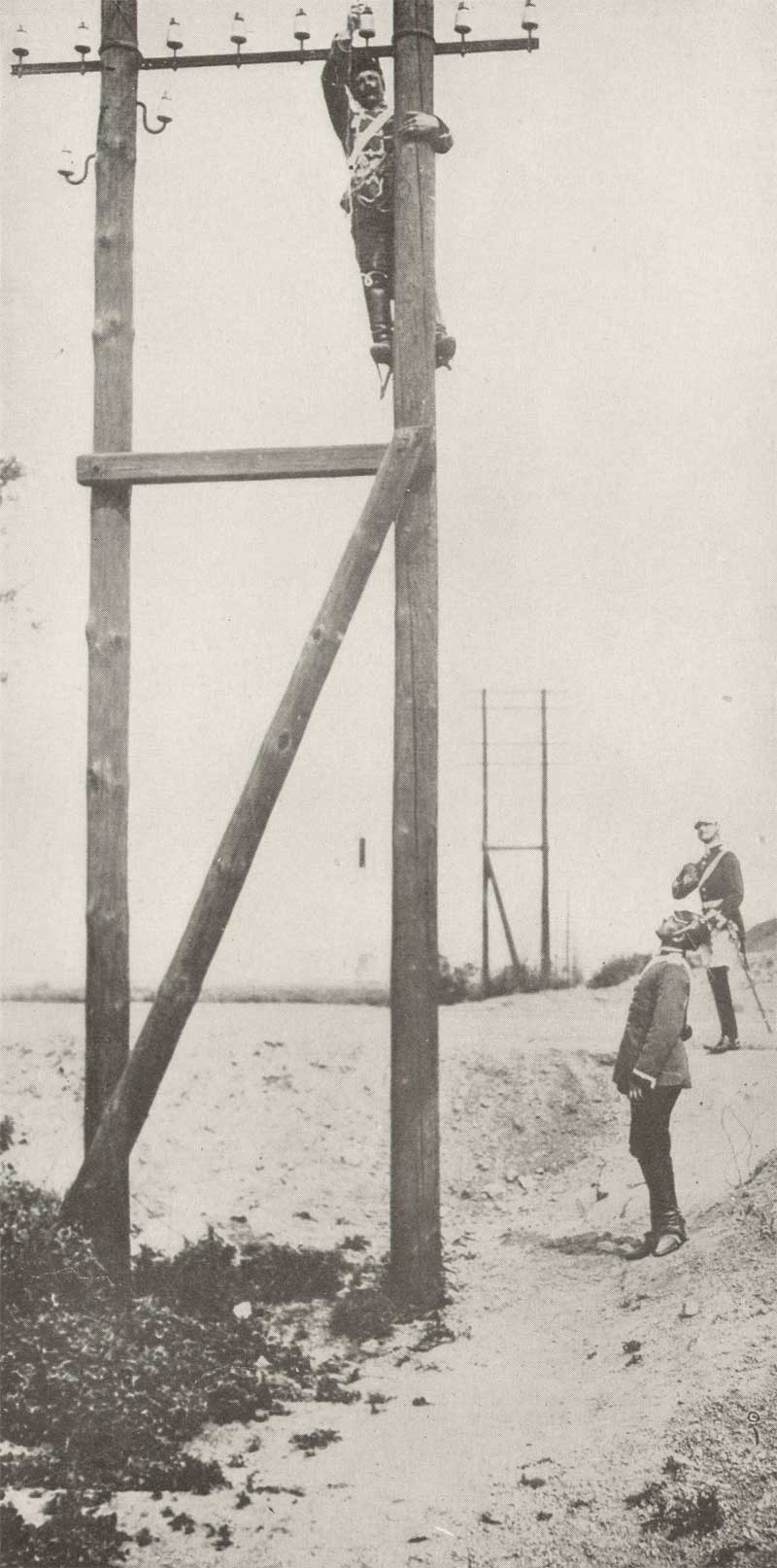 Германские солдаты перерезают телеграфную линию