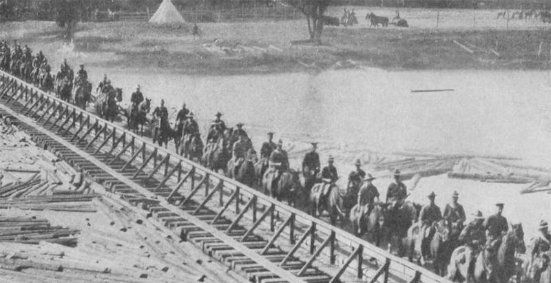 Канадские солдаты пересекают только что построенный понтонный мост