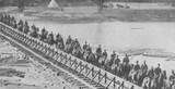 Канадские солдаты пересекают только что построенный понтонный мост