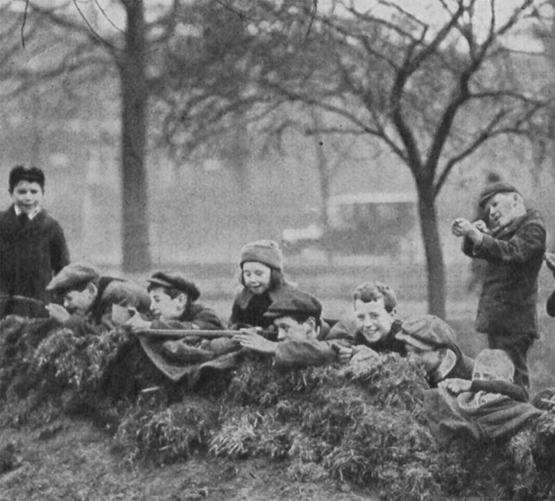 Британские дети играют в войну