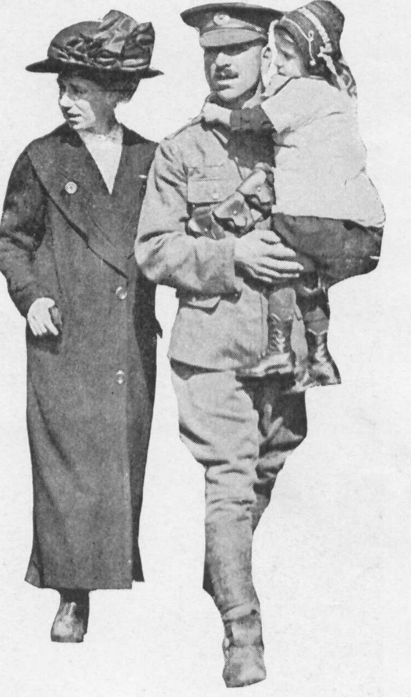 Британский солдат прощается с женой и ребенком