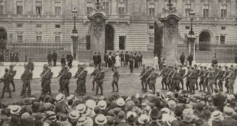 Солдаты маршируют рядом с Букенгемским дворцом