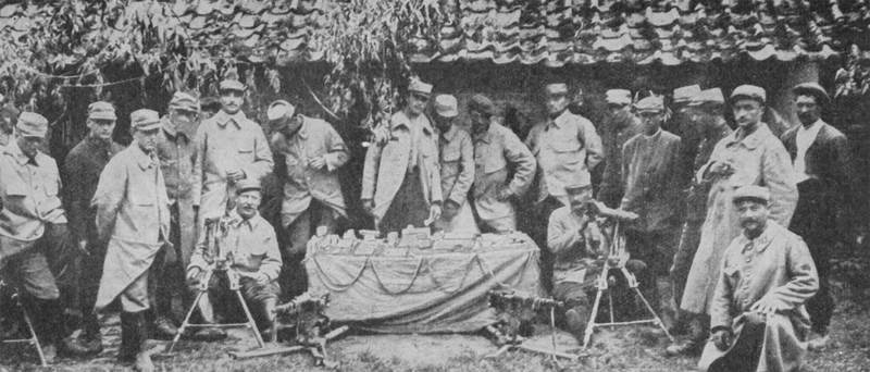 Команда французских пулеметчиков за обедом