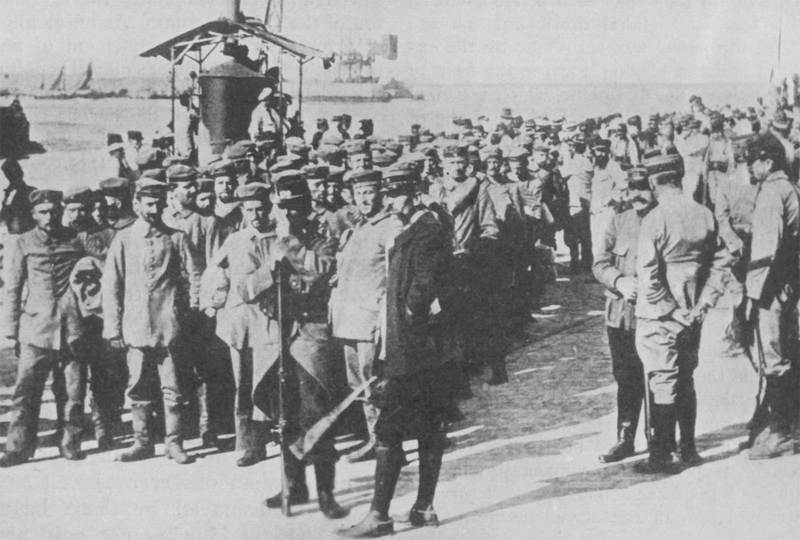 Немецкие военнопленные прибывают в Касабланку