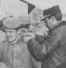 Немецкие военнопленные проверяются французским офицером