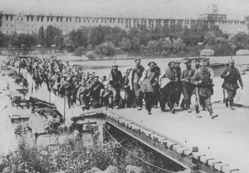 Германских военнопленных ведут по Варшаве