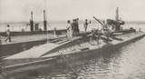 Погрузка торпед на французской подводной лодке