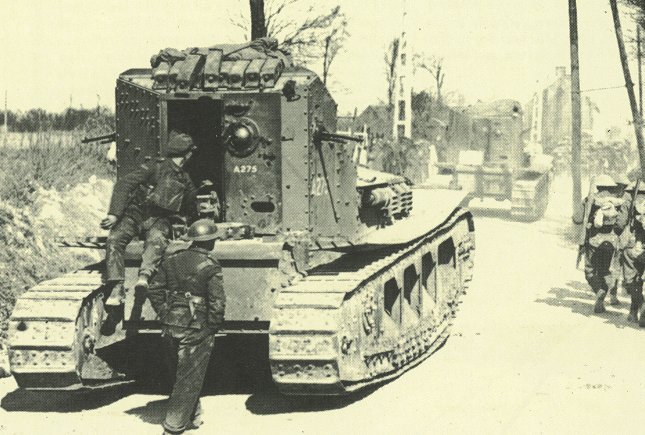 Английские пехотинцы на танке.