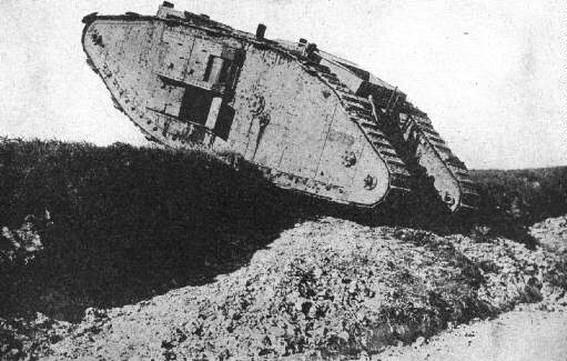Британский танк пересекает траншею.
